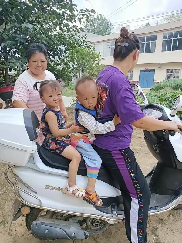 我是后妈，养了两个孩子，他们考上清北，亲妈来接，孩子的决定让我泪目
 
我是个后