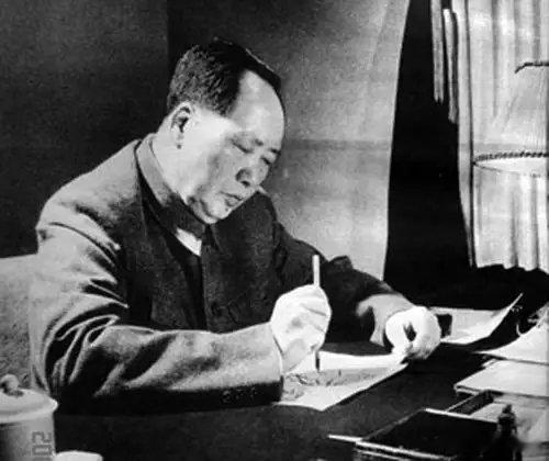 《七律·咏贾谊》少年倜傥廊庙才，壮志未酬事堪哀。胸罗文章兵百万，胆照华国树千台。