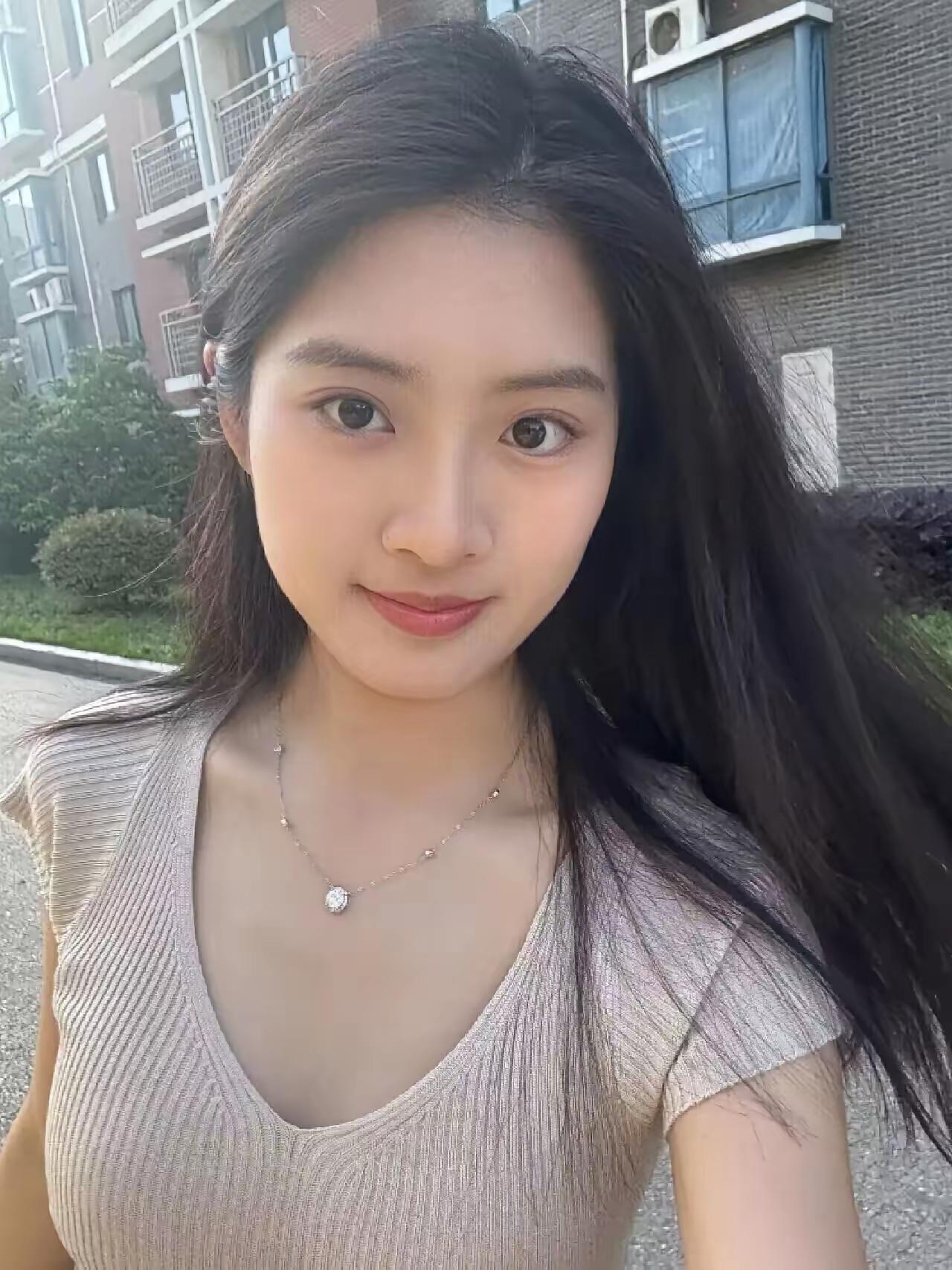 🌿 傍晚的风是甜的，连头发丝都在发光✨
今天的快乐是散步和温柔的晚风给的～