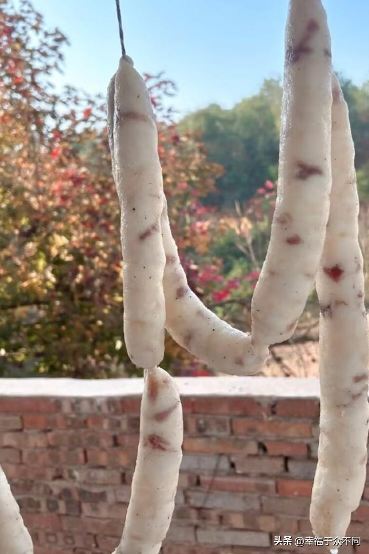 想要一辈子不得癌，尽量少吃这24种食物：
 
1. 皮蛋
​
2. 香肠、火腿