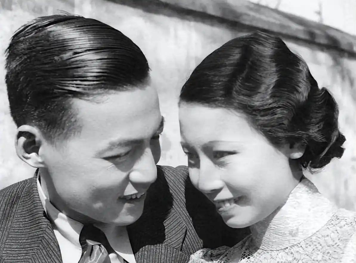 1938年，两名卧底夫妻假戏真做结为真夫妻，妻子牺牲后丈夫一生未娶，7年后原本牺