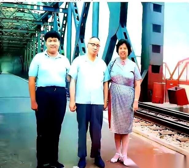 一张照片，瞬间就把人拽回去了。
67岁的老人，瘦瘦的，戴着眼镜，站在鸭绿江大桥上