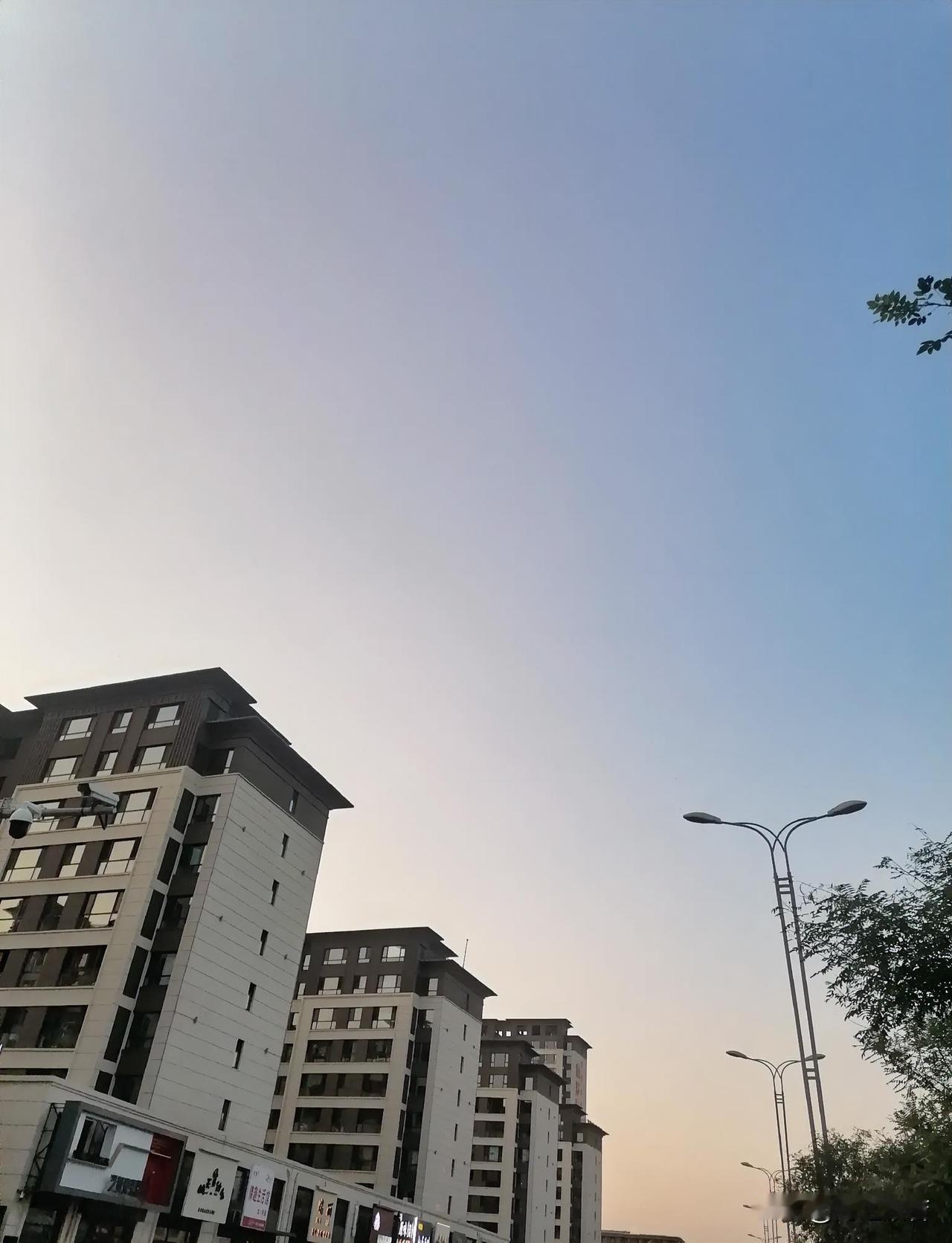 班主任名单下来了，就在下一学期就要走马上任之时，我就另谋他路了。我同情这位班主任