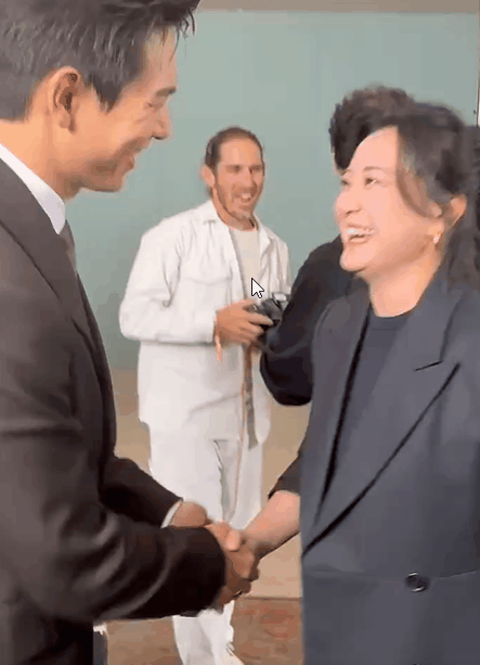 国际时装周星光熠熠，娱乐明星纷纷亮相。唐嫣和刘诗诗虽身处异国，但时尚影响力不减。