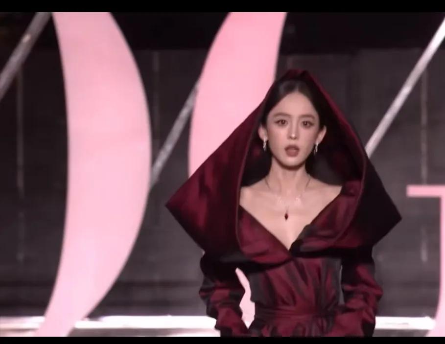 古力娜扎近日参加活动，这个吸血鬼女王造型太美了，危险却迷人。#娜扎魅力探秘# #