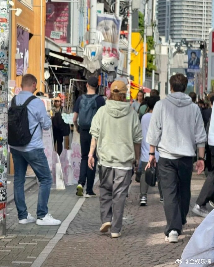 东京街头偶遇鹿晗东京街头偶遇鹿晗的消息传来，据说他素颜状态下帅气依旧，顺毛发型更