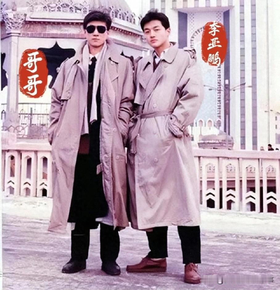 李亚鹏和哥哥李亚伟罕见同框照，仔细看兄弟两人颜值不相上下，皆高大帅气，身材格外优