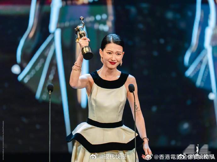 【#廖子妤曾与脑性麻痹患者吃住4个月#】4月19日晚，第44届香港电影金像奖颁奖