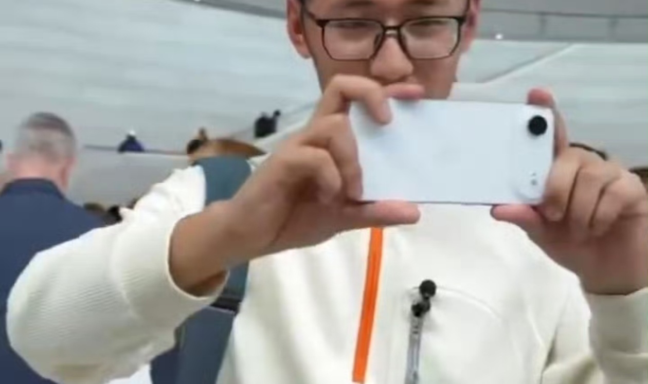 影视飓风上手掰了下iPhone17手掰这个事儿看看就好，没有人会在现场那么大用力