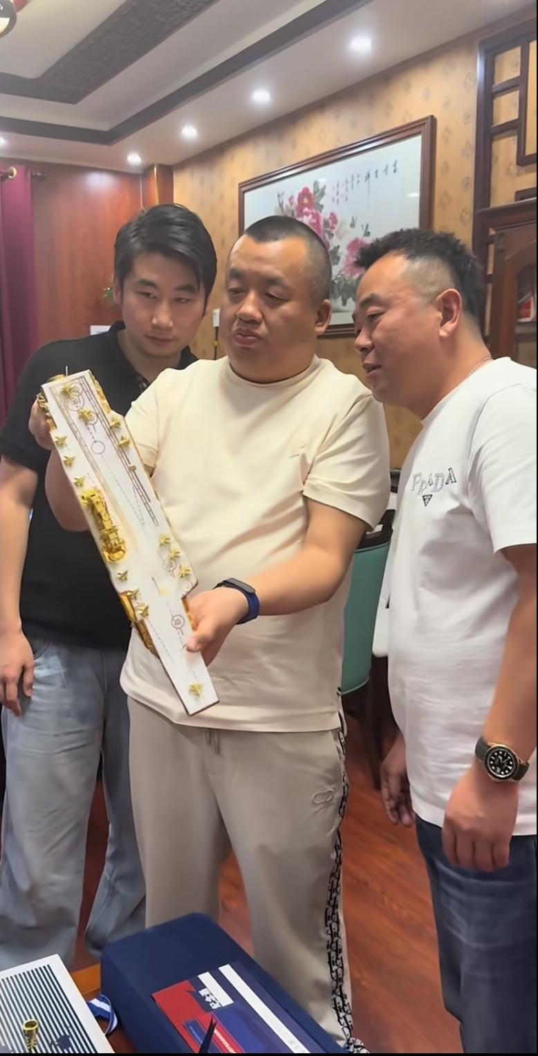 北京坤哥太狠了，拿着价值近10万元的茅台酒送朋友，这款酒是贵州茅台出品的特制纪念