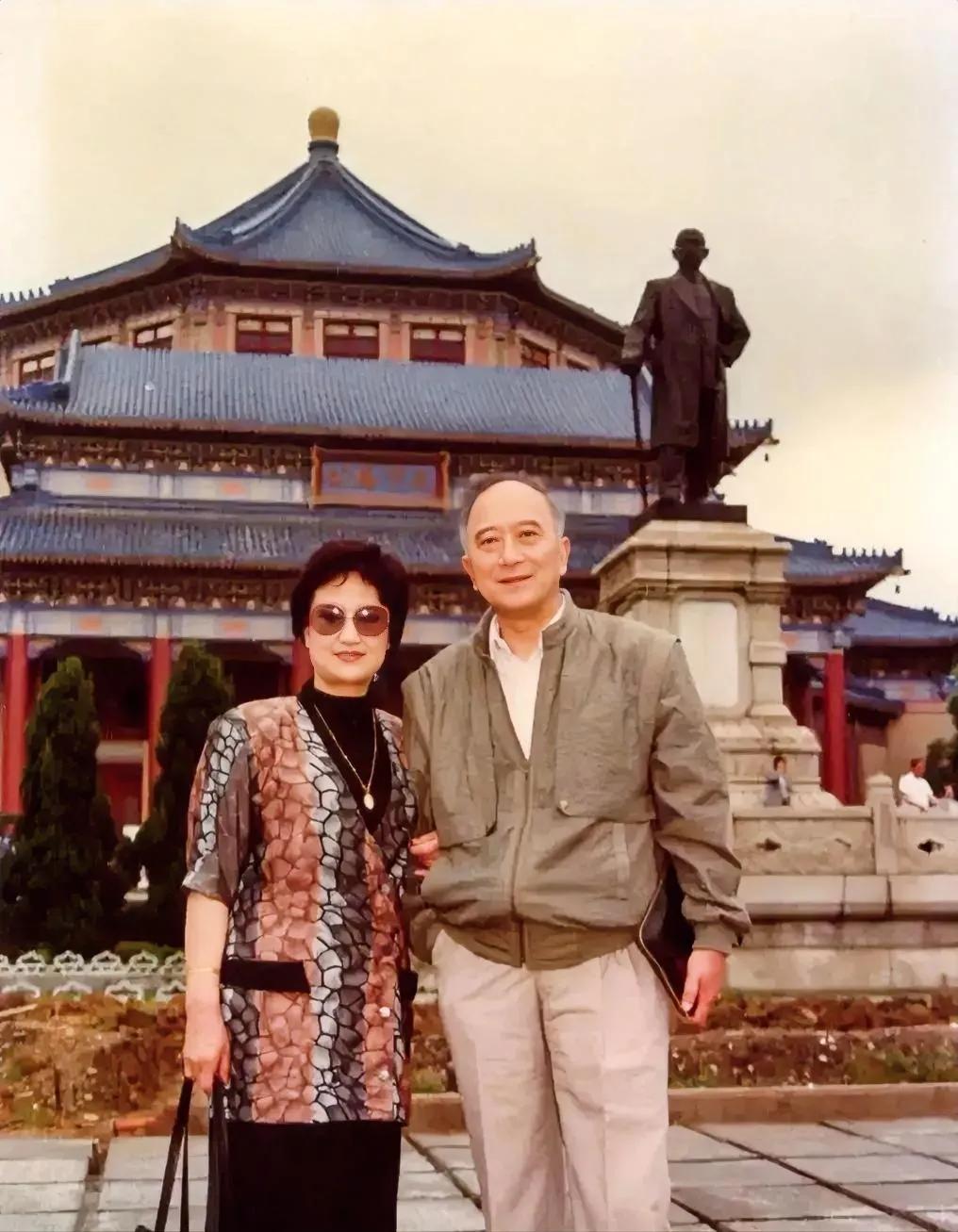 80年代，孙道临和王文娟，留下的一张合影，他们两位都是国内演艺圈内的重量级人物，