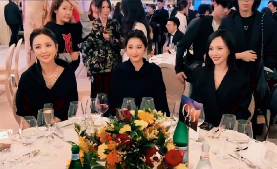 关晓彤确实不适合与佟丽娅，唐嫣坐在一起，像小孩坐到了大人桌，从来不觉得关晓彤美。