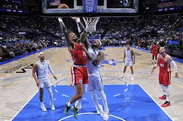 从目前的情况来看，约翰-科林斯的能力肯定是被高估了的。对于现在的快船来说，战绩都