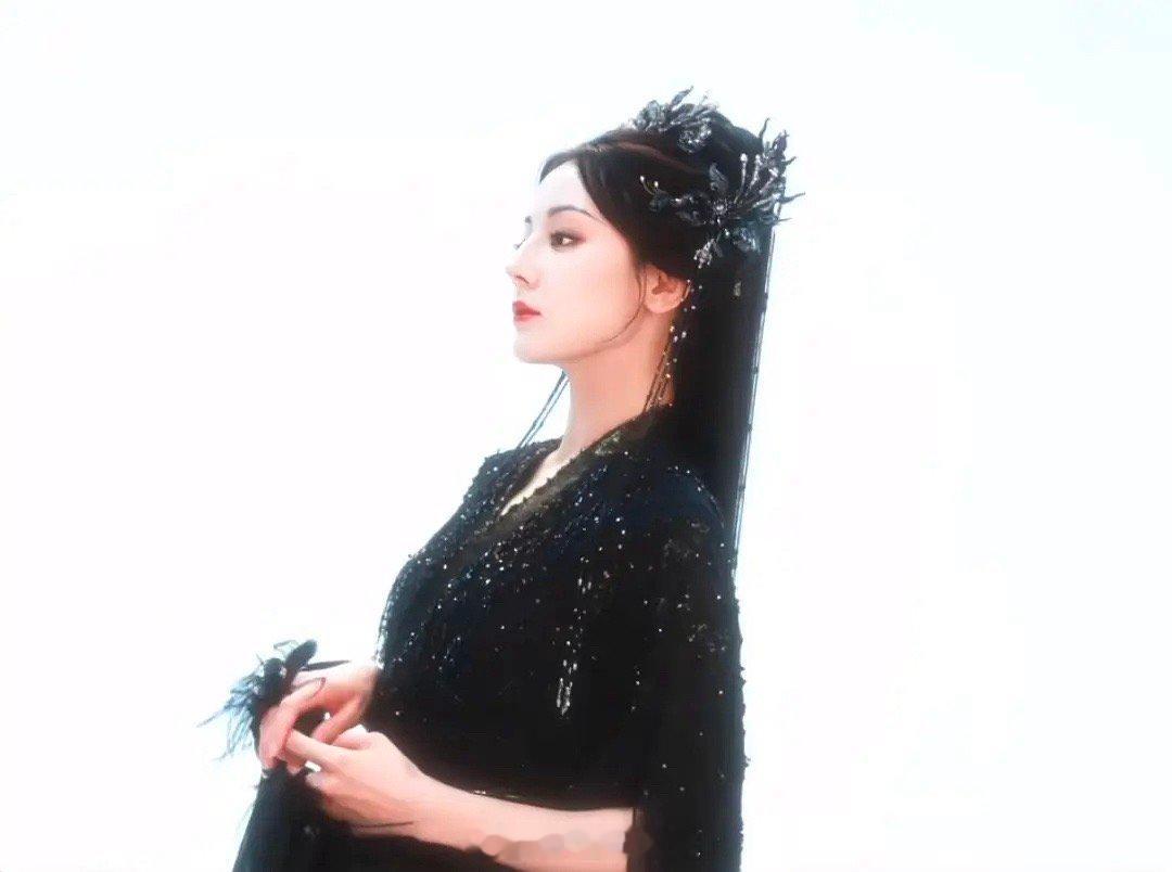 迪丽热巴今天头发梳的确实蛮好看的啊 ​​​