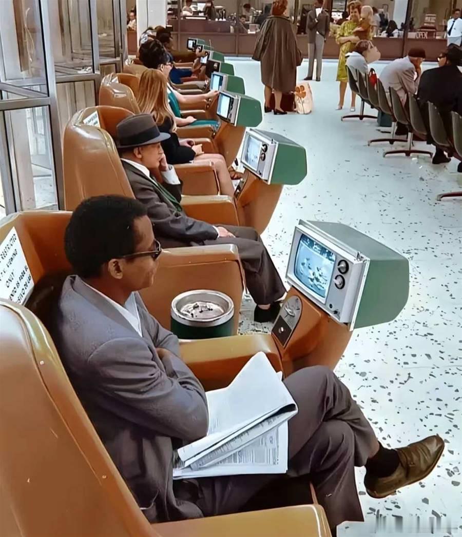 1969年，美国洛杉矶汽车站内的投币电视机 ​​​