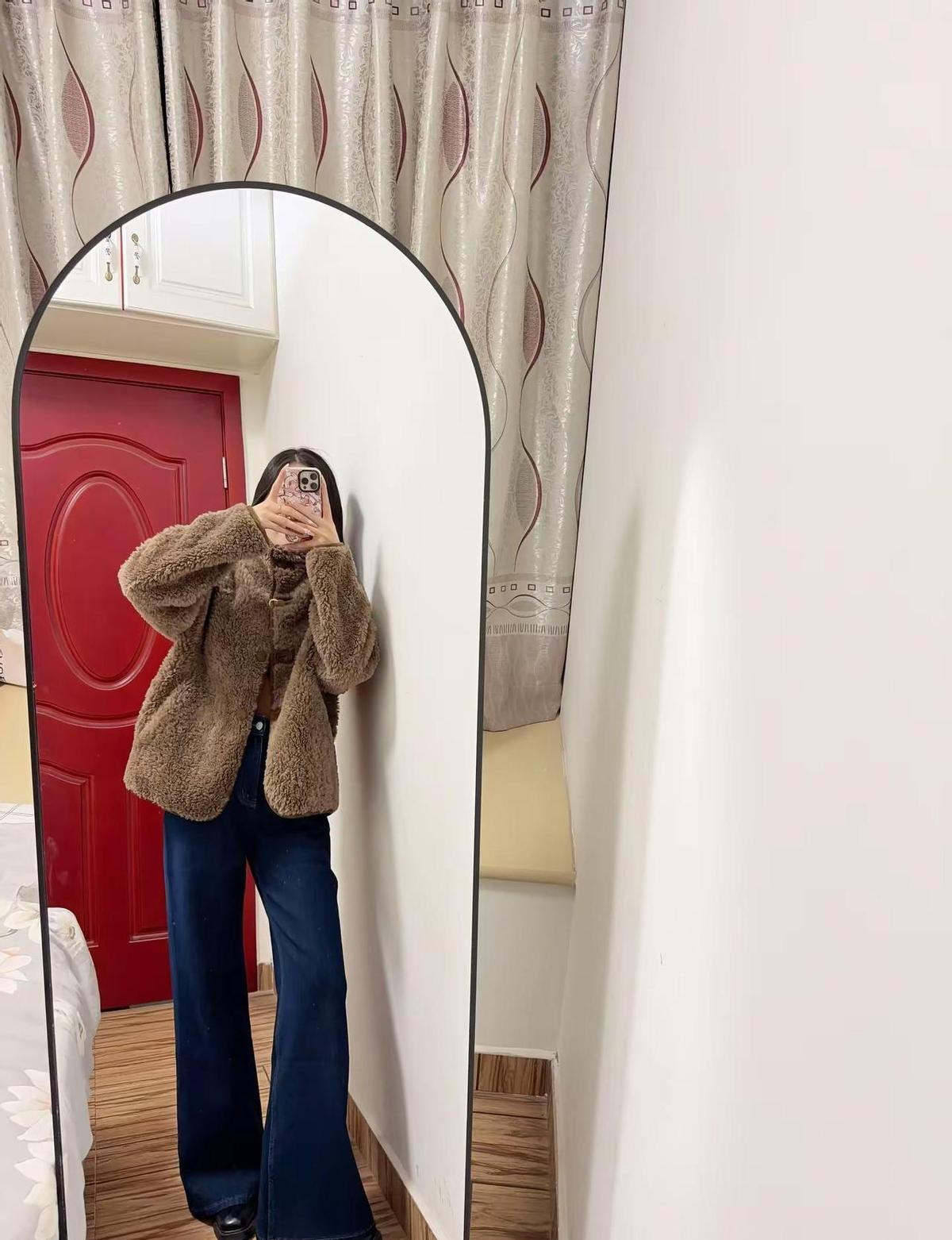猴姐那件“小暖炉”真不是靠脸吃饭的。
72%再生纤维，摸上去像裹了云，穿起来比纸