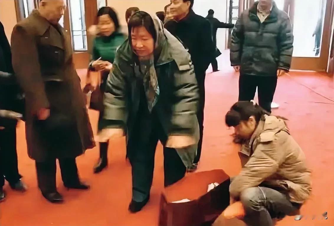 我等去瞻仰伟人，
而她去缅怀父亲。

“我就是想爸爸了！”平时父亲对自己的教诲，