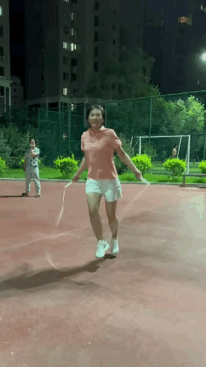 图一：小姐姐这个跳绳方法，就算带徒弟也没有人学的会啊。
图二：妹子这个吃饭方法不