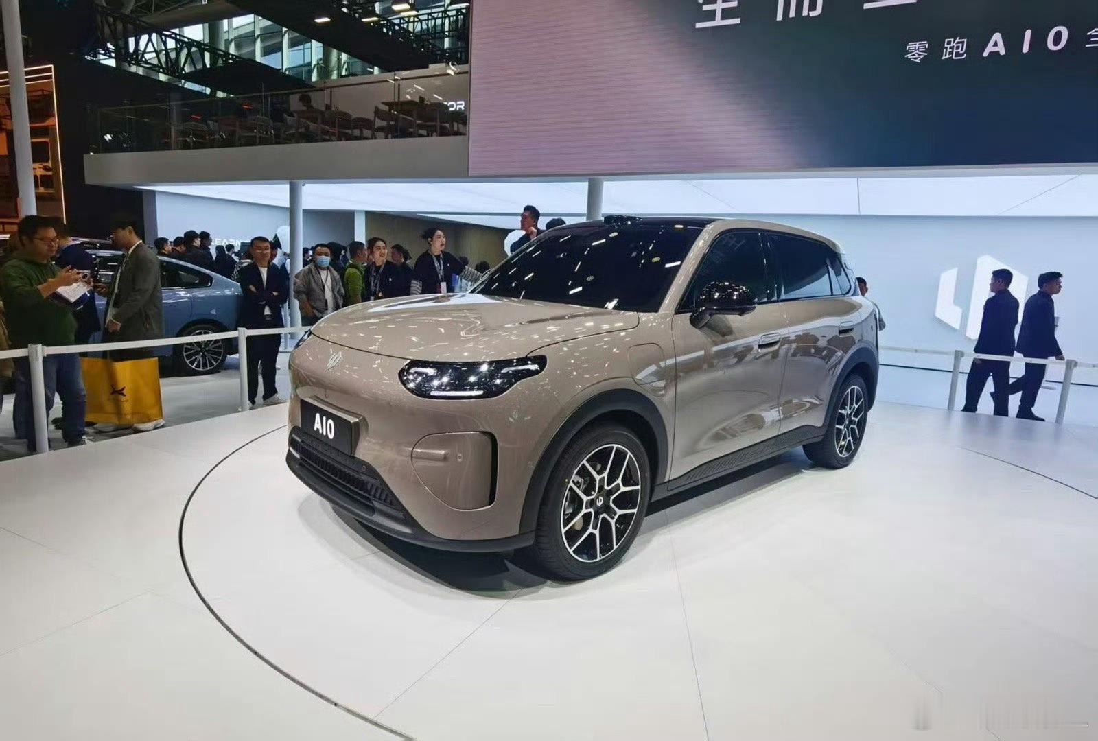 零跑A10首秀有点偏圆润的感觉，半隐藏的门把手和之前零跑B系列、C系列不一样的风