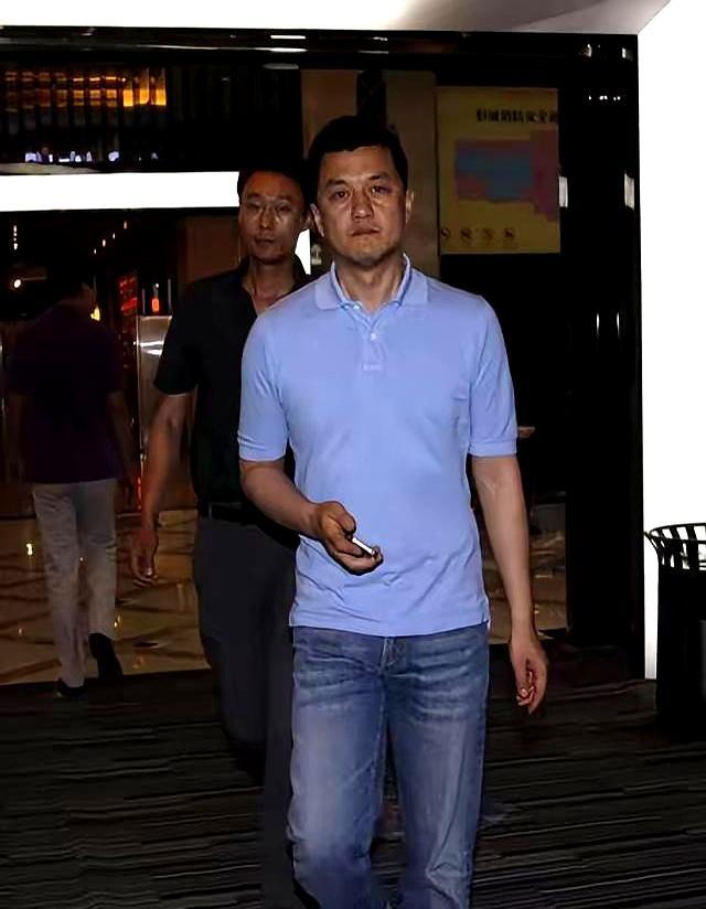 王菲劝了6年，李亚鹏就是不听，那4000万的债不是一天欠下的。
 
你以为他俩是