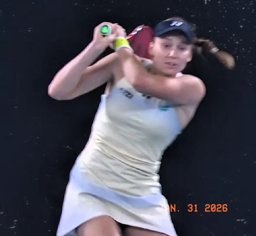 决胜盘，莱巴金娜在萨巴伦卡发球局逼出2个连续破发点，萨巴伦卡好发球挽救1个，但无