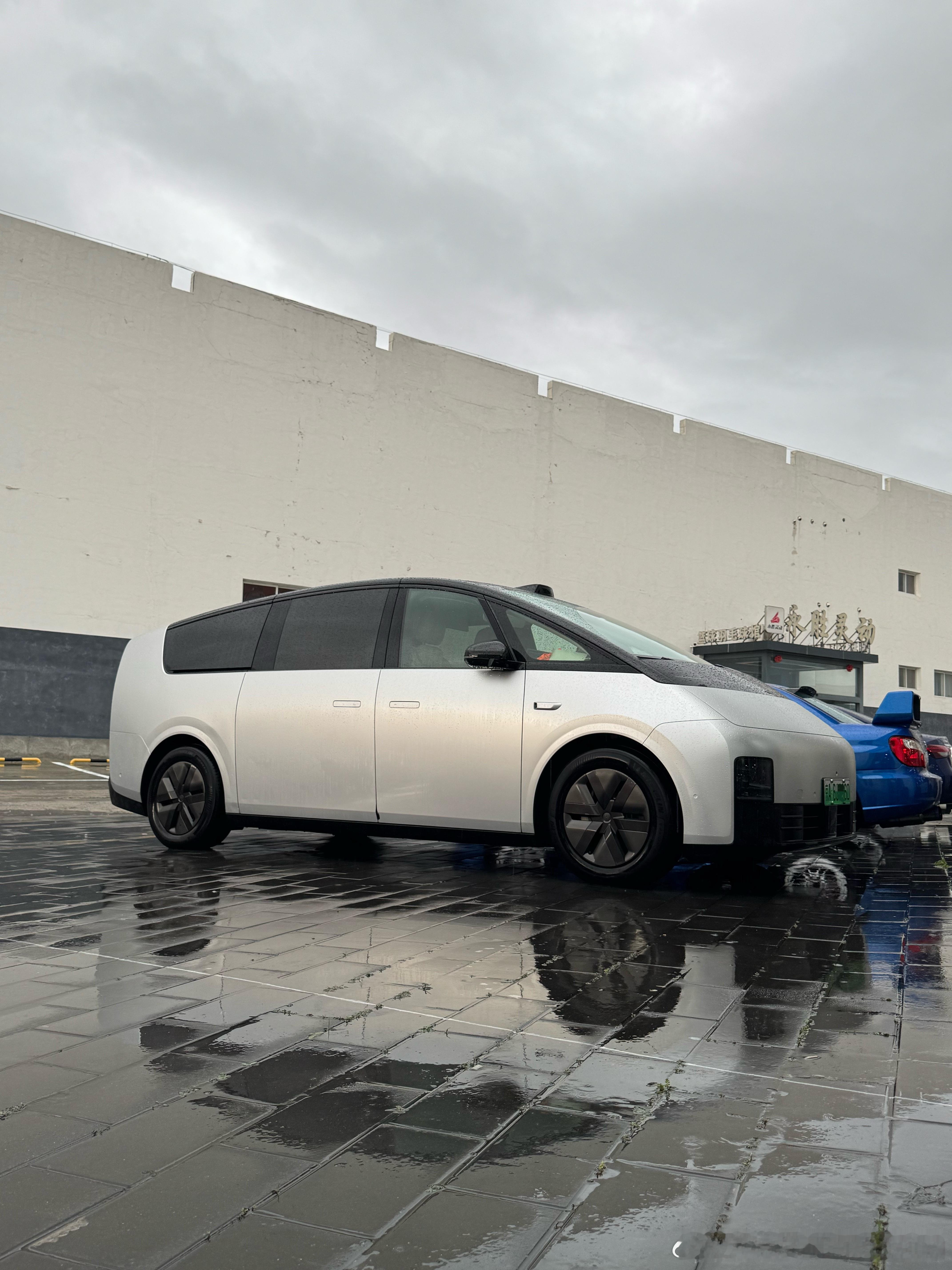 雨水打湿的 理想MEGA 大v聊车  ​​​