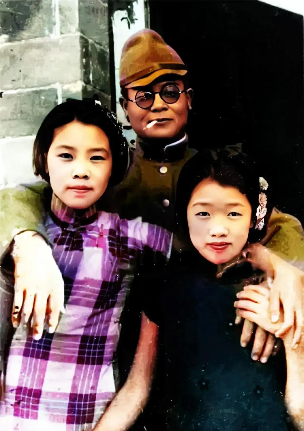 1942年，沦陷区的街头，一位日军拍下的照片，镜头中两个身穿旗袍的中国女孩映入人