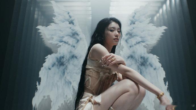 沈小婷翡翠绿瞳 沈小婷神女降临单曲 LEGEND 解锁全新的沈小婷，翡翠绿瞳造型