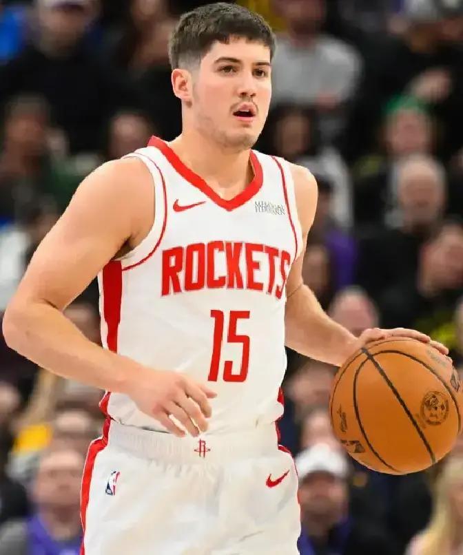 保罗跟快船商量换队，火箭是候选之一。
 
别觉得保罗老得不行了，他控场和带人的本