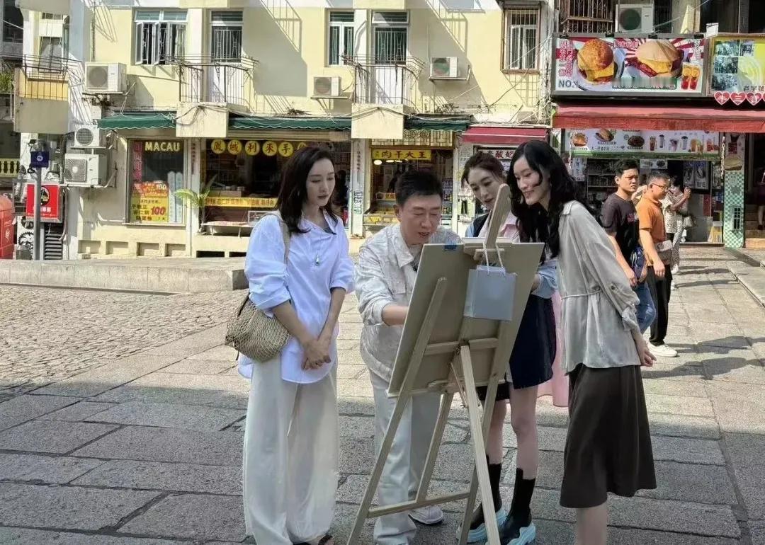 李小冉王鸥同框现身澳门
很喜欢王鸥的气质
很喜欢李小冉的冷白皮
两大美女在一起