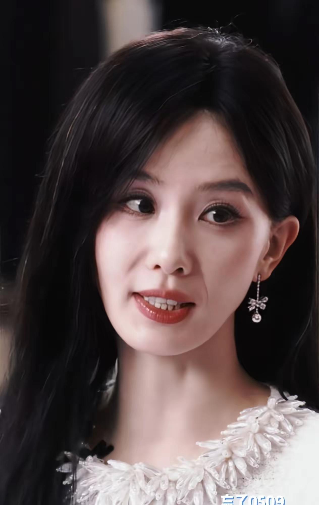 这美女五观精致，肤白貌美，娱乐圈第一美女，脸上没有眼角纹，没有眼袋，为什么婆婆纹