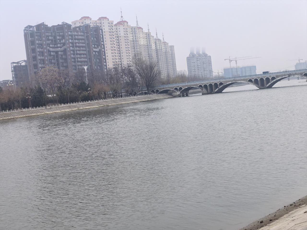 明日冬至天不冷
湖中一点没结冰
气温偏高易生病
平素锻炼记心中
养成自律好习惯