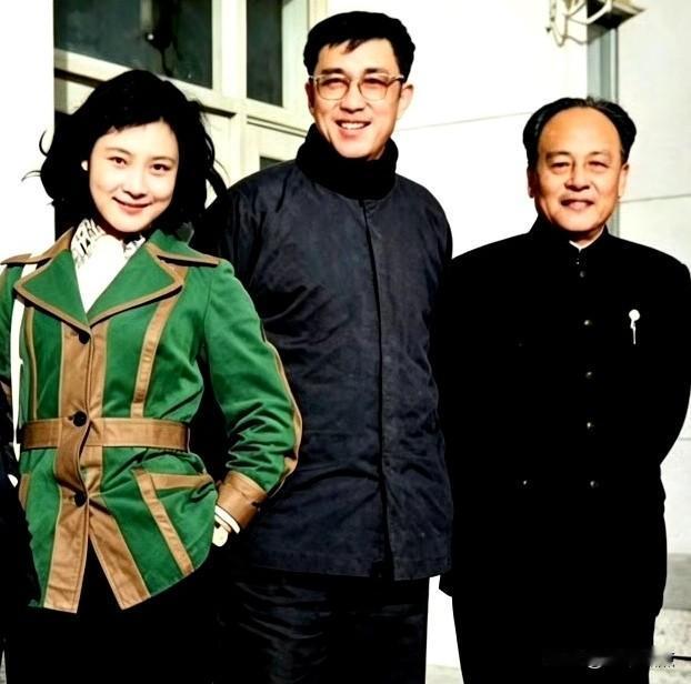 这张八十年代初的老照片太有分量了，中间站着谢晋导演，左右是上影当年的当红影星，妥