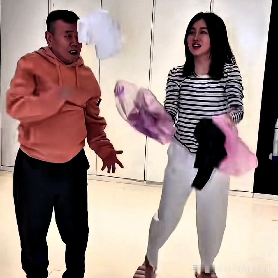 潘长江和女儿潘阳最近拍的段子，实在是让人难以评价。
潘阳问父亲是否看过别人跳的塑