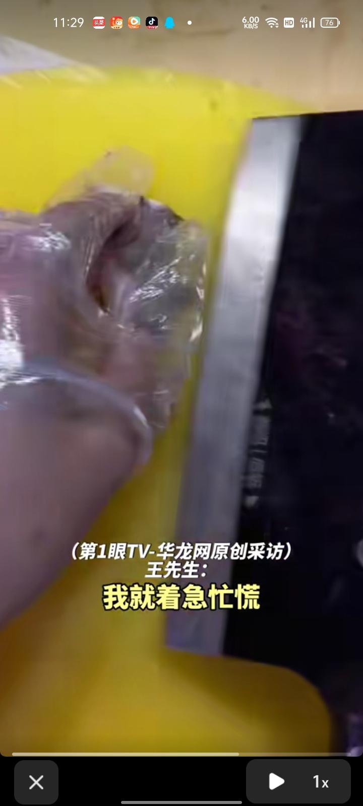7月1日，山东烟台。熟食店老板见卖西瓜的大爷干嚼馒头，想到家家都有长辈，老板免费