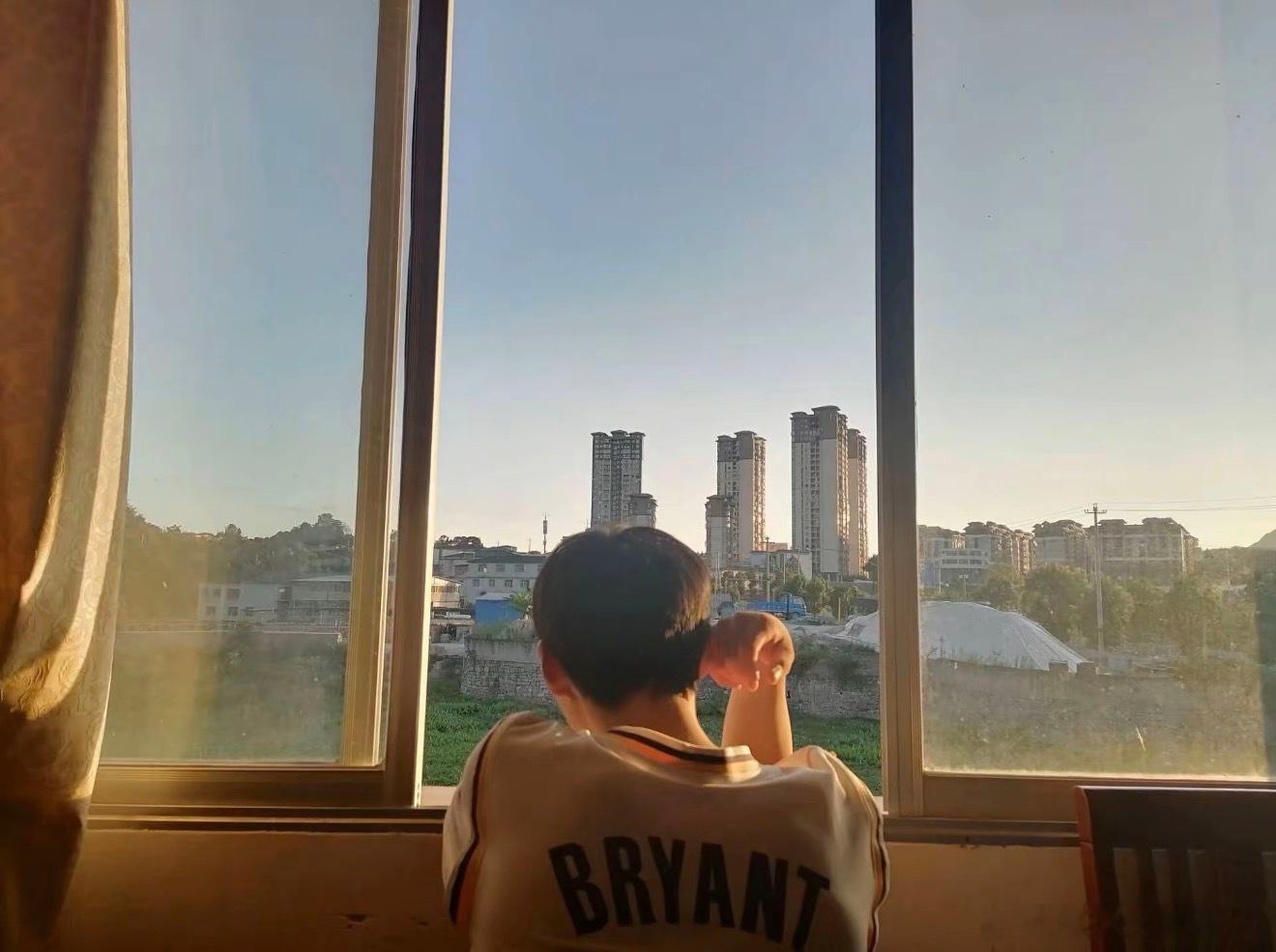 在网盘翻到了17岁的自己原来网盘替我收藏青春，17岁不惧未知满怀热忱，步入成年之