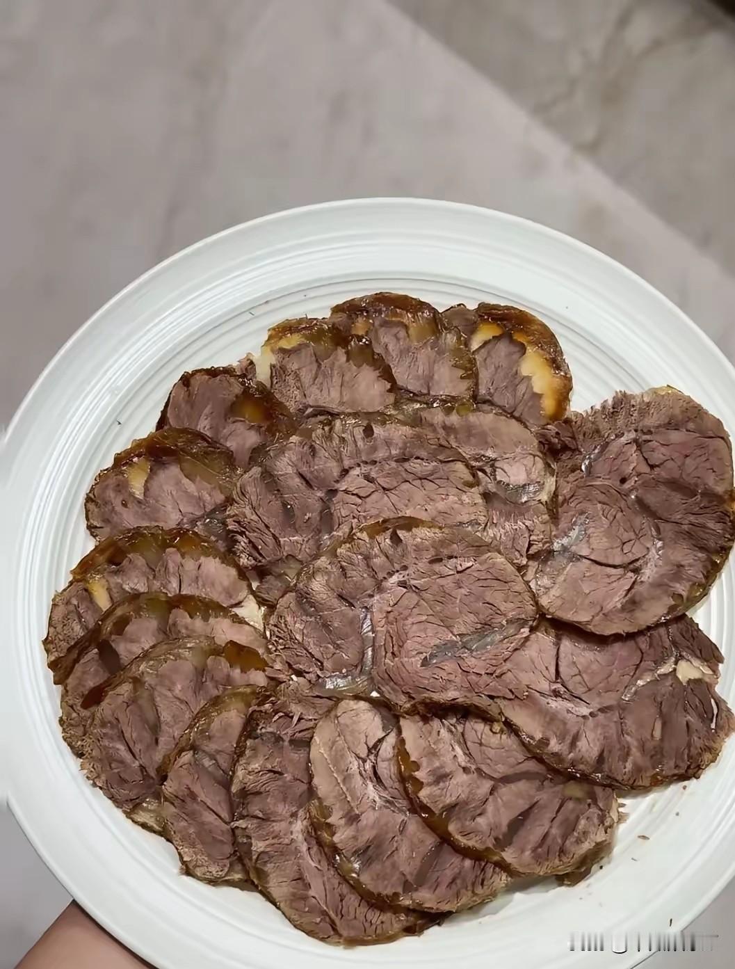 可怜啊！

活了几十年，一年都没吃过几次牛肉！

别说现在的生活条件好了，不缺吃