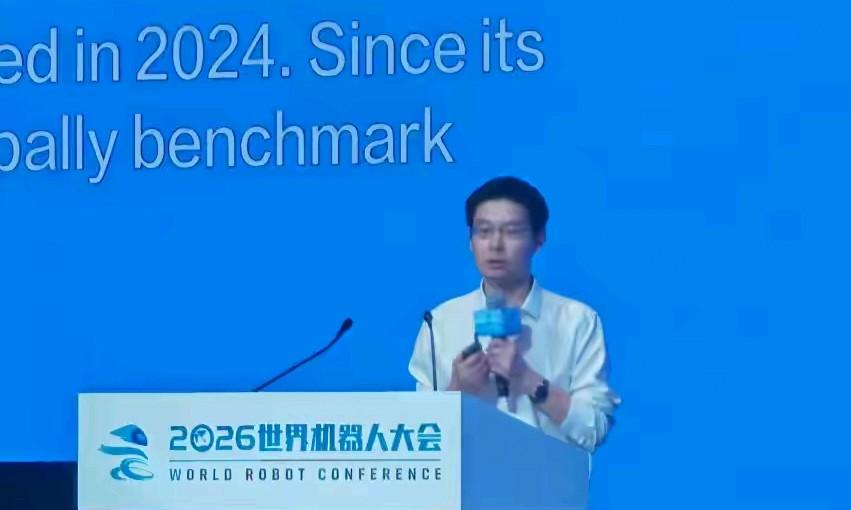 有人质疑为什么一定要做成人形机器人，我猜测是:若是只求单一功能或工厂流水线就未必