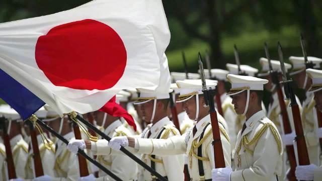 【日本陆上自卫队举行最大规模实弹军演】
据日本共同社报道，日本陆上自卫队7日在静