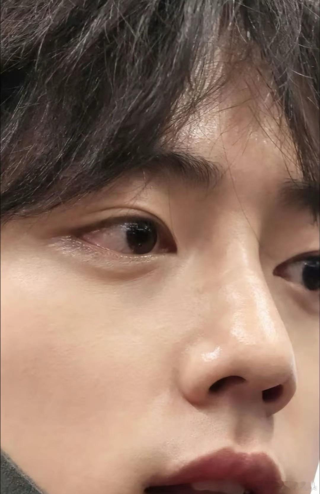 帅哥连卧蚕都长得格外好看，看到他顾一野的中年妆还特地化了眼袋因为他眼睛长的太年轻