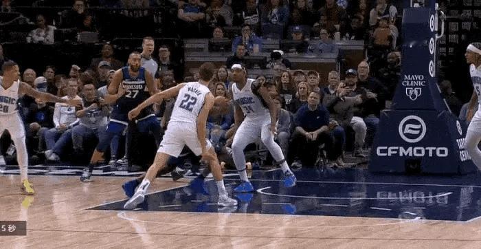 华子别受伤啊[哆啦A梦害怕][哆啦A梦害怕]第二节比赛，爱德华兹跨步突破不慎崴脚