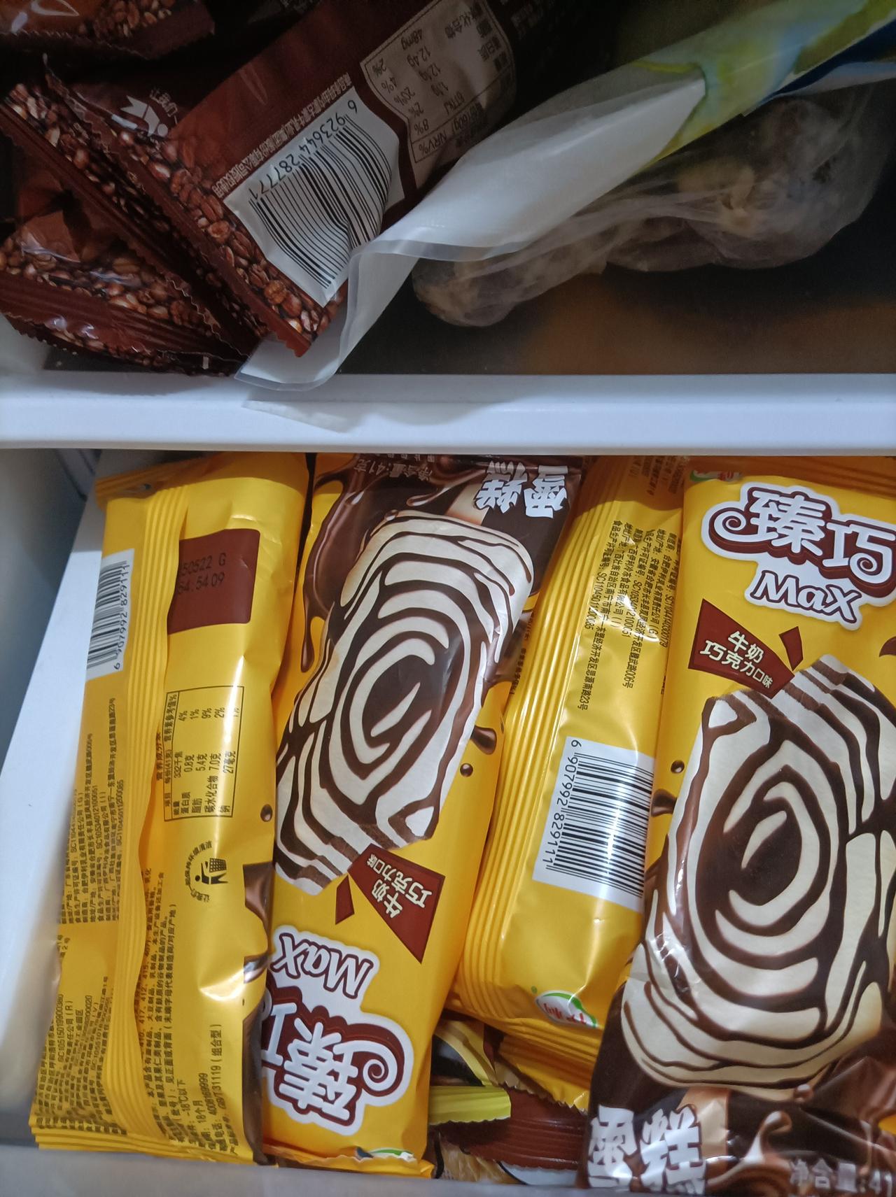 晒出我的今日美食人家冬天吃火锅，我们冬天吃雪糕，我儿媳妇周末又买了一堆雪糕！而且