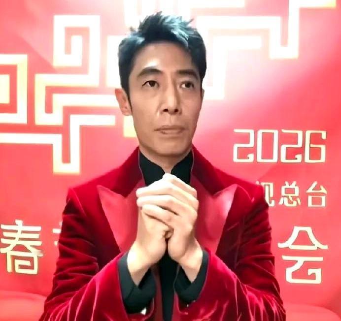 撒贝宁这是怎么了？49岁瘦到脱相，两颊凹陷，整个人像被抽干了。
 
一年飞几十个