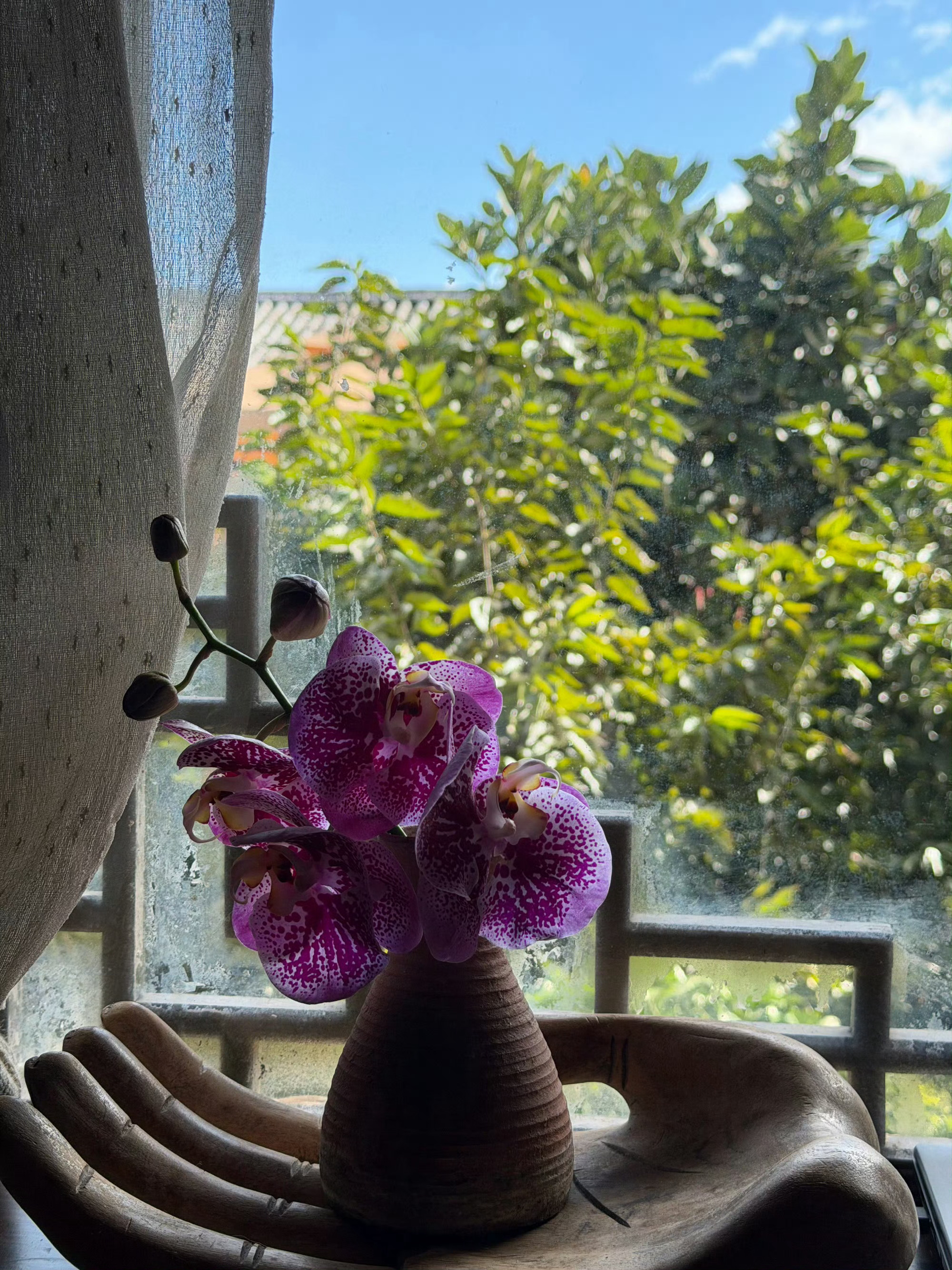 待人留三分余地，行事留几分退路。凡事做绝，日后必难转圜，宽厚处世方能长久。—— 