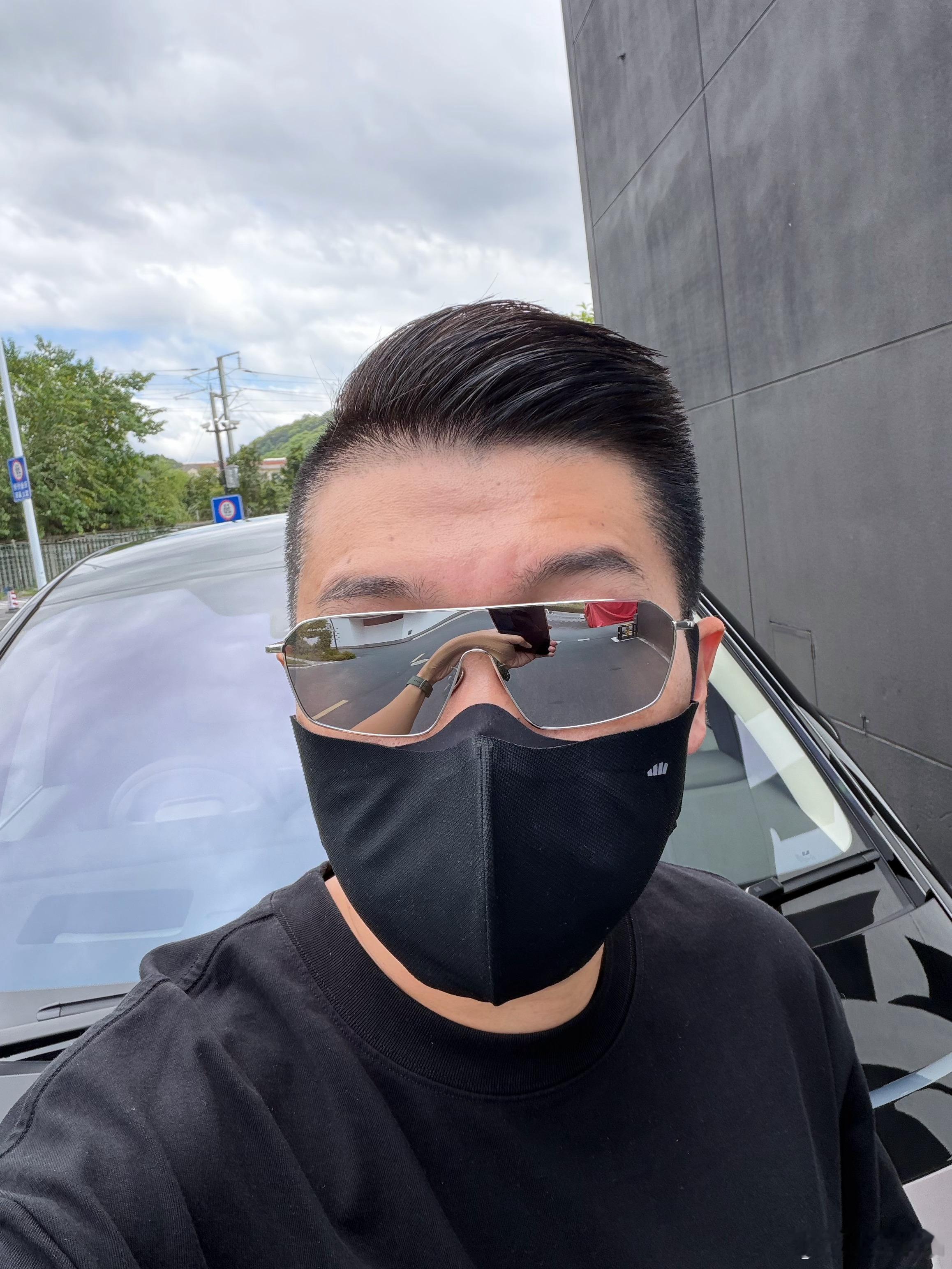 考虑到我本月后面的档期已经全部排满了，前不久理想把新一代 MEGA给我送车上门了