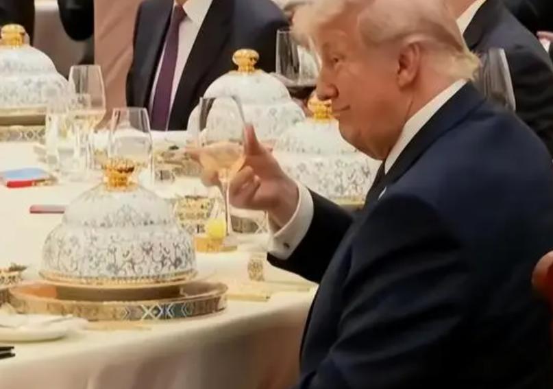 众所周知，美国总统特朗普有着严格的终身不饮酒习惯。

这一原则的背后是一段沉重的