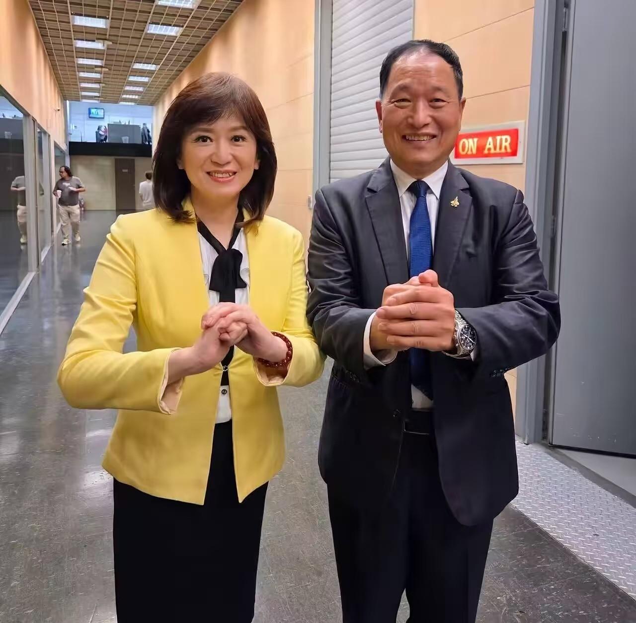 台退役将领张延廷曾评价，周玉琴兼具颜值与学识，是优秀的新闻人。她先后担任新闻主播