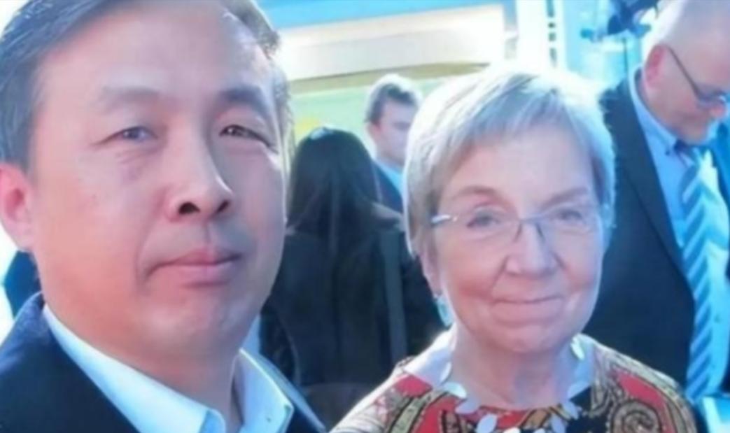“晚一秒就万劫不复！中国该立刻向美国低头，交出发展权才能保命！”很多人现在再回头