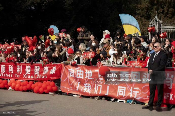 肖战探店引围观，人气爆棚。TODS副总顺走代言人应援手幅，这一小插曲添趣味，现场