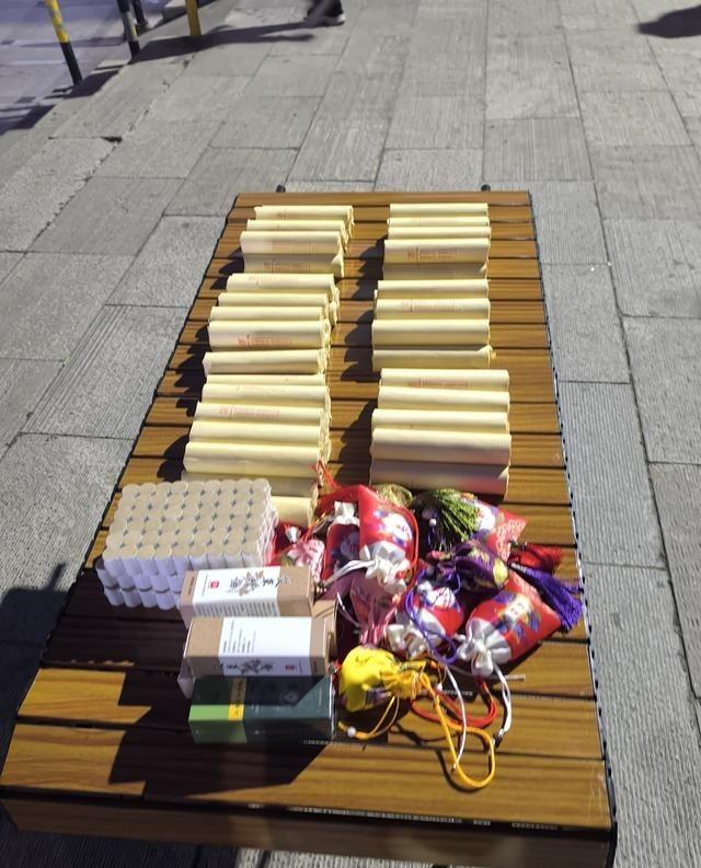 摆摊卖艾条第一天血亏。本来以为品质好就有人买，结果一晚上都在给人解释这是啥东西。